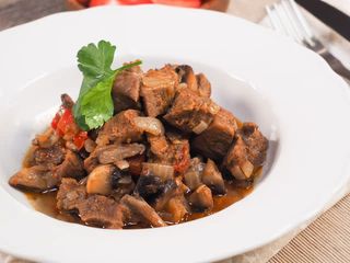 Телятина с шампиньонами 