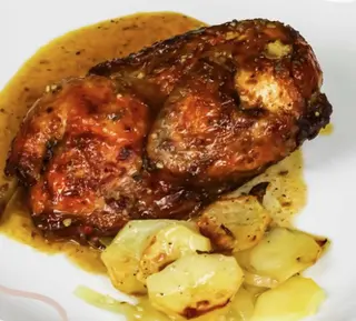 1/2 Pollo Asado Con Patatas Y Ensalada