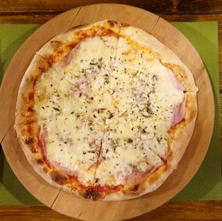 Pizza Capricciosa srednja + Coca-Cola 0.33l