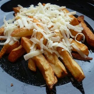 inele de ceapa pane cu cartofi prajiti si cascaval ras