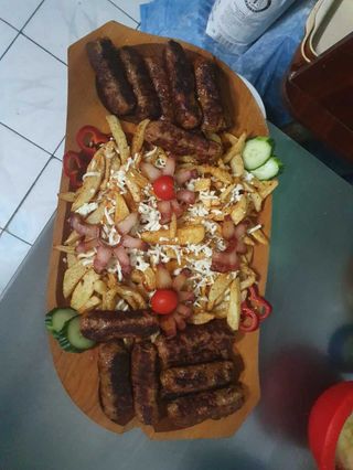 Platou cu mititei si cartofi prajiti pentru 4 persoane