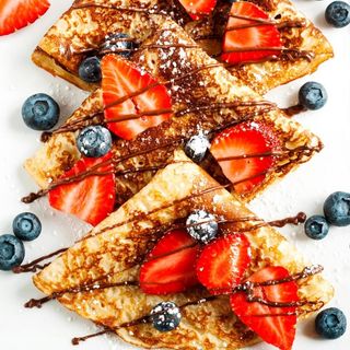 Creps crujiente con sirope de oreo y galleta oreo