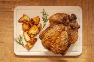 Pollo intero con patate al forno