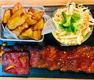 Coaste de porc in sos BBQ cu cartofi cuburi prajiti si salata coleslaw