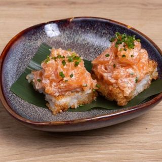 Crispy salmón tartar