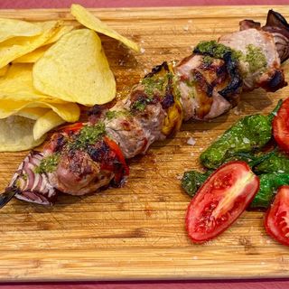 Brochetas de solomillo de cerdo  con patatas fritas 