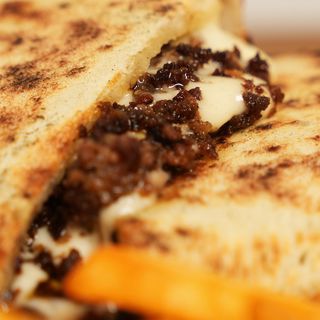 Makloub viande haché sauce cheddar