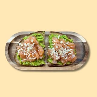 Avocado toast salmone