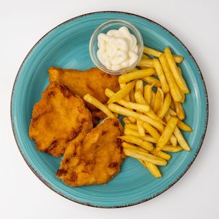 Pohani pileći file sa pomfritom