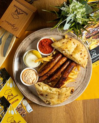 Roštiljska kobasica sa prilogom