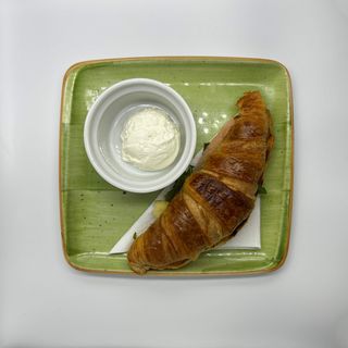 Croissant sa avokadom i lososom  200gr