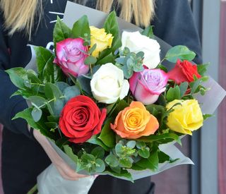 Buchet cu 9 trandafiri multicolori