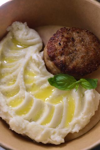 Set krompir pire sa pilećim kotletom