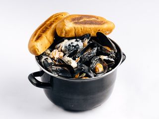 Казанок мідій у соусі Дорблю на компанію друзів (1000г)