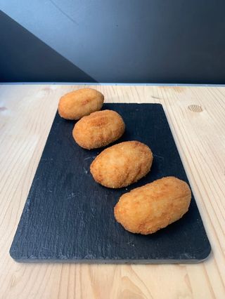 Croquetas artesanales de espinacas y piñones (4 uds.)