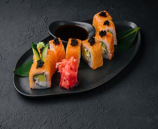 SAKE TOBIKO ROLL