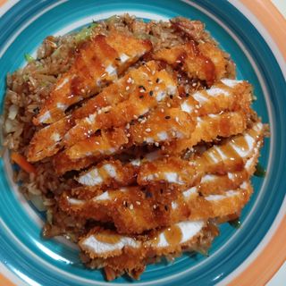 Arroz frito con pollo frito 