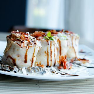 23.Clătită cu salată, roșii, carne de vită, sos de ciuperci, bacon