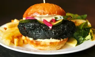 Smoked beef cheeks burger // საქონლის შებოლილი ლოყის ბურგერი