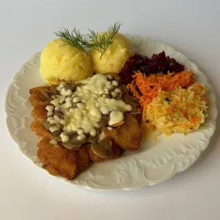 Panierowany schab zapieczony z serem i pieczarkami