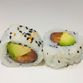 M-23 California de salmon y aguacate 