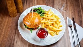 Burger de post cu cartofi pai