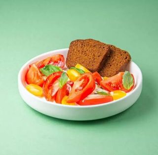 Салат со страчателлой, томатами и бородинским хлебом