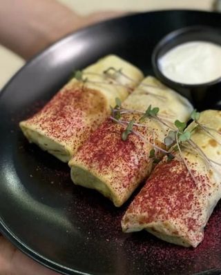 Млинці з шинкою та копченим вершковим сиром зі сметаною (240/50г)