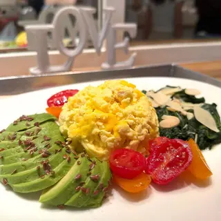UOVA STRAPAZZATE, SPINACI, AVOCADO E POMODORINI