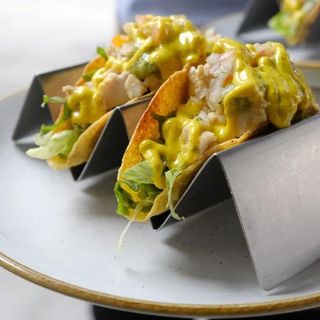 taco de pollo, lechuga, aguacate salsa peruana y pico gallo