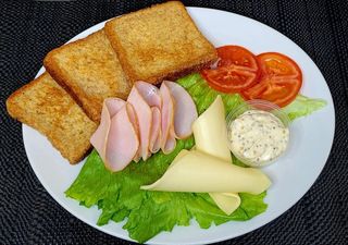 Tost Francuski na zimno z szynką i serem