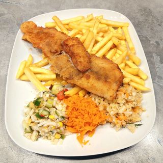 Morszczuk smażony z frytkami i surówką