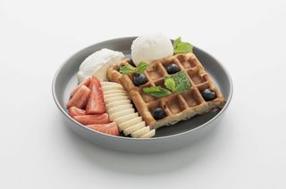 Вафли с мороженым и клубникой