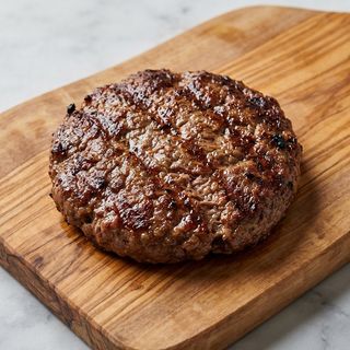 Hamburger di manzo con insalata