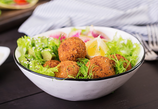 Falafel salata