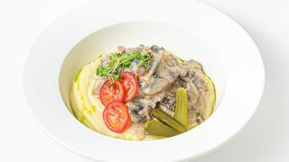 Бефстроганов с грибами и картофельным пюре