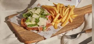 COMBO Milanesa parmesana de pollo y cocacola Zero 500ml