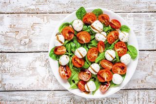 Insalata , lattuga , pomodoro e mozzarella no glutine