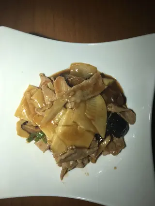 180. Vitello con funghi e bambù