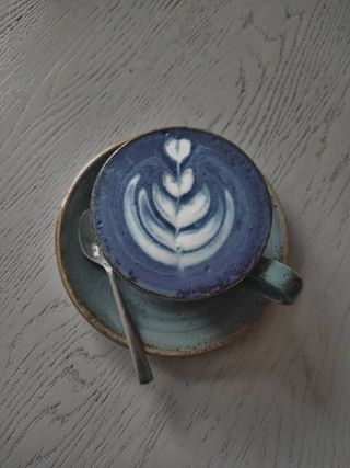 Голубая матча латте