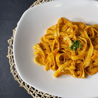 Tagliatelle al Pesto Rojo