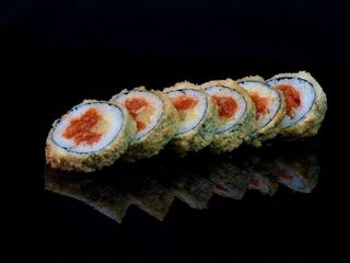 Futomaki w tempurze z tatarem łososia 6 szt.