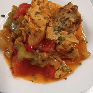 Pollo en salsa y pimiento