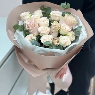 Buchet din 15 trandafiri cu eucalipt