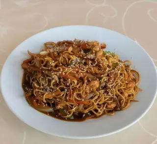 Yakisoba Con Salmón Picado
