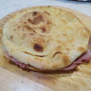 Focaccia con prosciutto cotto e mozzarella