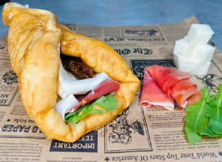 Scoverga cu prosciutto crudo, rosii confiate si mozzarella