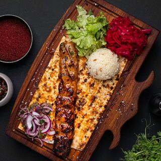 Агнешка адана кебап с ориенталска гарнитура (400г)