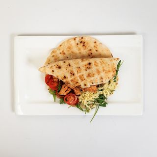 Pesto mozzarella sendvič