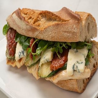 Bocadillo De Pollo Roquefort 